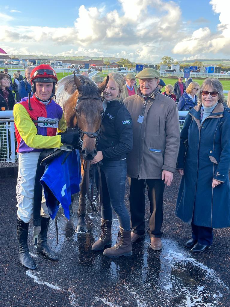 DavidPipeRacing's tweet photo. Neon Moon returns to action with a great display of jumping and a very impressive win @LudlowRaceClub under @jacktudor9 🥇#17 https://t.co/SfOJOYwVgs