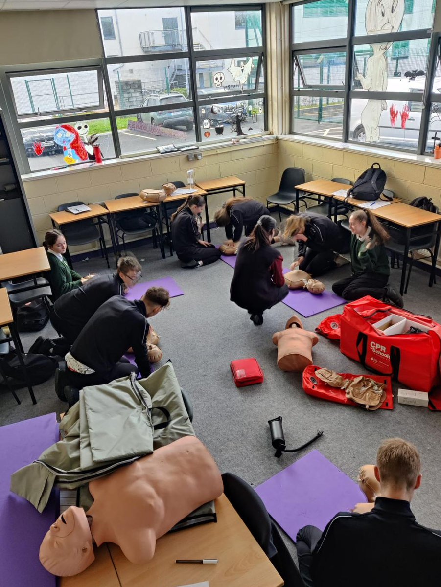 ballinodeCC's tweet photo. On Monday 16th October our TYs participated in Restart a heart day. This involved CPR and Defibrillator training with the aim that the TYs will train other students throughout our school before the end of the year. https://t.co/DYKk7ISwIy