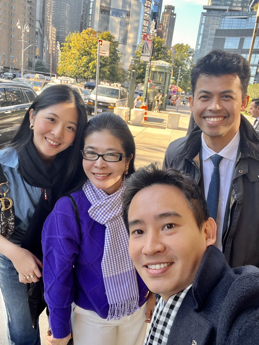 suthichai's tweet photo. คุณหญิงหน่อยเอารูปนี้ขึ้นใน FB พร้อมรายงานว่า
‘บังเอิญอยู่ New York ช่วงเดียวกัน เลยได้มาทานอาหารเช้า Catch Up และยินดีกับ @Pita_MFP สำหรับรางวัล TIME 100 NEXT ได้พบคุณฟูอาดี้ด้วย
ได้มอบผ้าขาวม้า จาก #ร้อยเอ็ด ที่แม่กำลังช่วยชาวบ้านในproject #ZapPower ให้คุณพิธากันหนาว
เลยได้นายแบบกิตติมศักดิ์ ช่วยโปรโมท #ผ้าขาวม้า ไทยค่ะ’