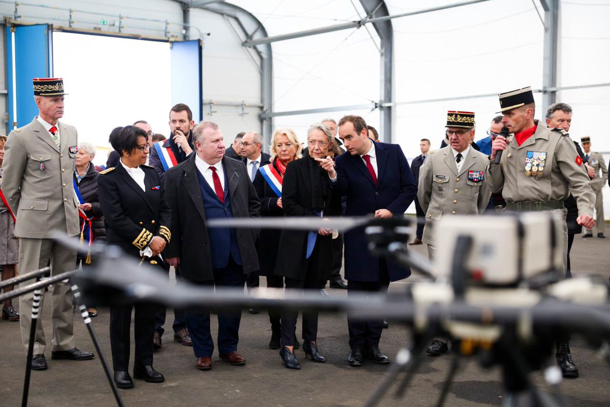 SebLecornu's tweet photo. Au 61e RA pour l’inauguration de l’École des drones avec @Elisabeth_Borne.
Avec 5 Mds € dédiés aux drones durant la LPM, la France se donne les moyens d’accélérer la dronisation des armées.
Pour répondre aux nouvelles menaces, innover et massifier notre utilisation des drones. https://t.co/uiKRbgw452
