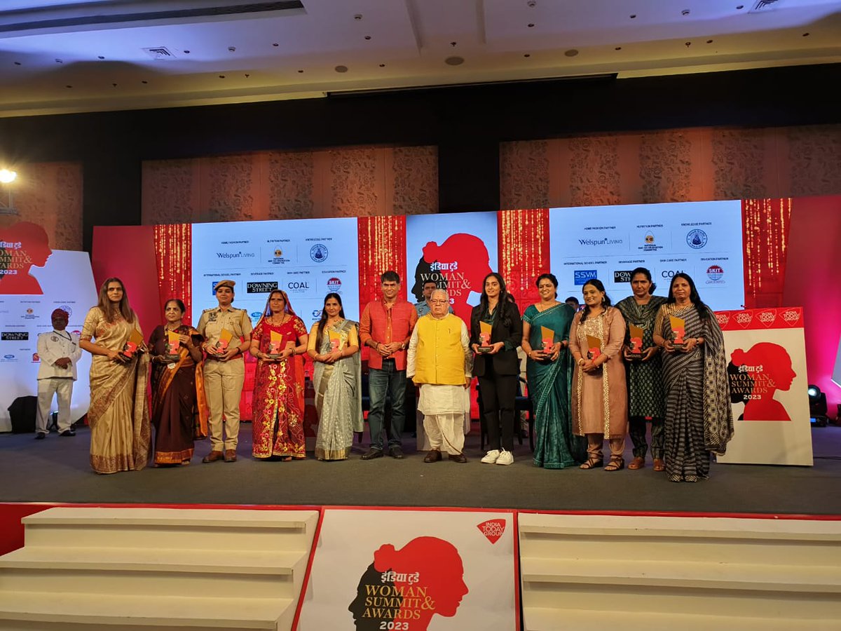 IndiaTodayHINDI's tweet photo. "इंडिया टुडे Woman Summit & Awards" में इंडिया टुडे हिंदी की तरफ से राजस्थान की उन प्रभावशाली महिलाओं का सम्मान किया गया जिन्होंने अपने-अपने क्षेत्र में राजस्थान की महिलाओं को अलग पहचान दिलाई.
राजस्थान के राज्यपाल माननीय श्री कलराज मिश्र और इंडिया टुडे हिंदी - दी लल्लनटॉप के संपादक सौरभ द्विवेदी ने सम्मानित किया राजस्थान के इन 'परिवर्तन-नायकों' को.
@NeeruYadavJJN @SinghDivyakriti 
@DrKritiBharti @KalrajMishra 
#IndiaTodayHindi #WomanSummit #Awards #womanpower