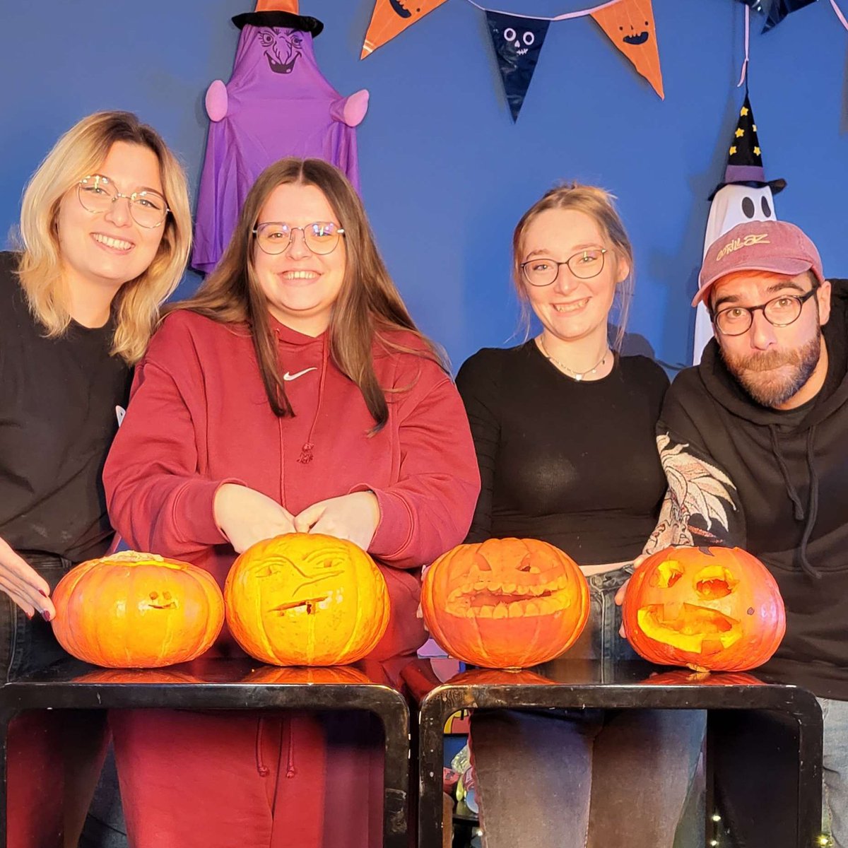 🎃Déco de citrouilles avec la team ! 

Vous en pensez quoi ? 
#Halloween