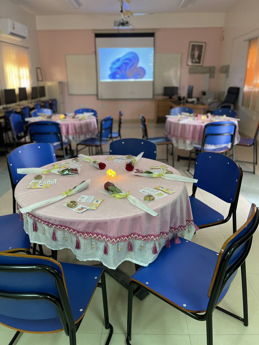 EduGovDhr7212's tweet image. نفذت معلمات تقنية المعلومات الرائعات بالمدرسة:
أ. سلامة اليعقوبية
أ. أماني الكلبانية
أ. دلال الفارسية
ورشة عمل في موقع #GoogleSites في ملتقى أخصائيات التوجيه المهني🧩📲.
الهدف من الموقع توظيفهِ في تصميم موقع إلكتروني لملف إنجاز المعلم📝🪄: