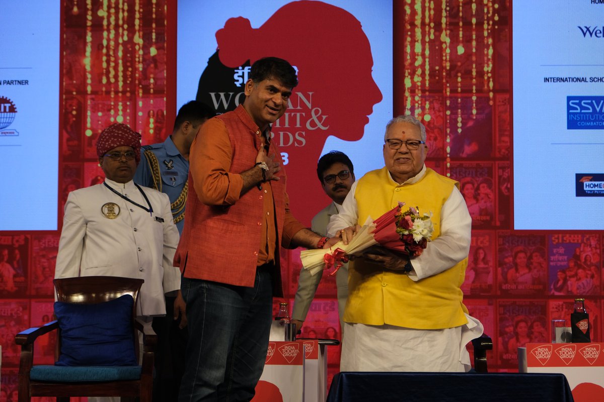 IndiaTodayHINDI's tweet photo. "इंडिया टुडे Woman Summit & Awards" में इंडिया टुडे हिंदी की तरफ से राजस्थान की उन प्रभावशाली महिलाओं का सम्मान किया गया जिन्होंने अपने-अपने क्षेत्र में राजस्थान की महिलाओं को अलग पहचान दिलाई.
राजस्थान के राज्यपाल माननीय श्री कलराज मिश्र और इंडिया टुडे हिंदी - दी लल्लनटॉप के संपादक सौरभ द्विवेदी ने सम्मानित किया राजस्थान के इन 'परिवर्तन-नायकों' को.
@NeeruYadavJJN @SinghDivyakriti 
@DrKritiBharti @KalrajMishra 
#IndiaTodayHindi #WomanSummit #Awards #womanpower