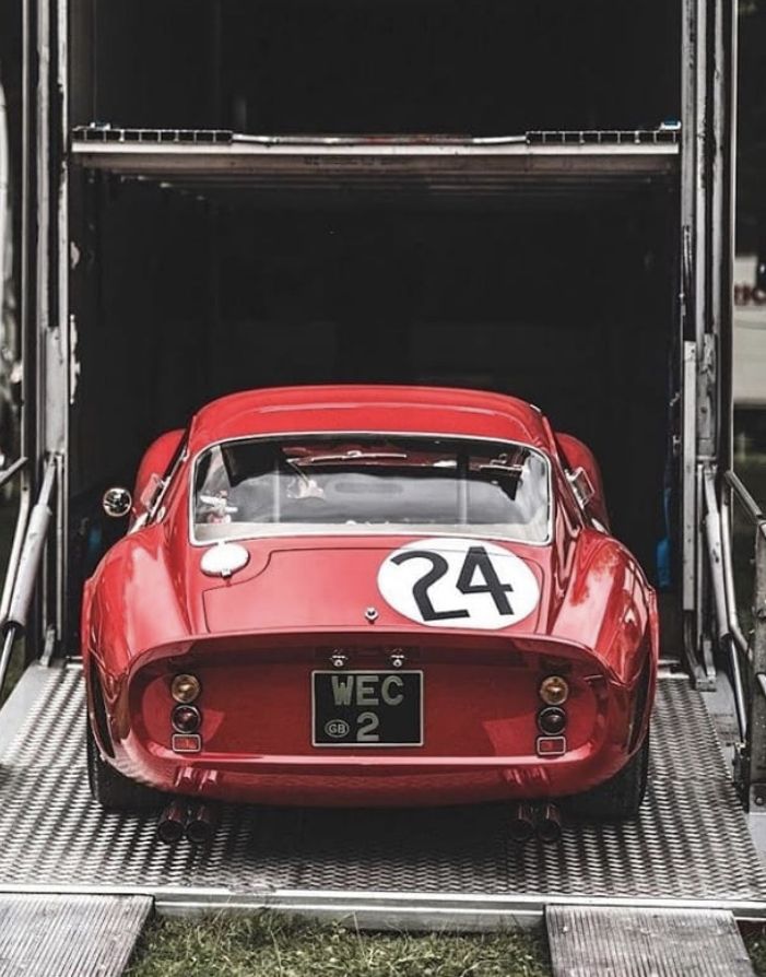 🙋‍♂️ #TransporterThursday for #FerrariFriday 🔴