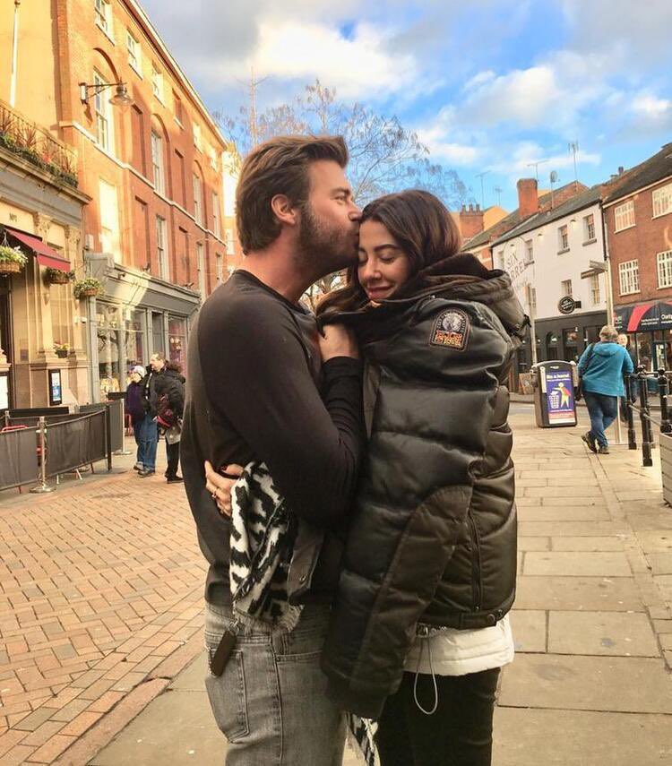 CryptoWolfManTR's tweet photo. Kıvanç Tatlıtuğ: "Ben Başak'ı her gün bambaşka türlü sevmeyi öğrendim. Çok sevmek yetmedi çünkü... Bir insanı sevmek onun mutluluğu için çaba gösterdiğinde başlıyor. Onun gözlerindeki mutluluğu hissettiğim vakit karnım doyuyor.." https://t.co/vQmQzg5xun