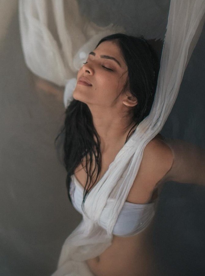 F9X9O2GXAAEMSjw?format=jpg&name=900x900