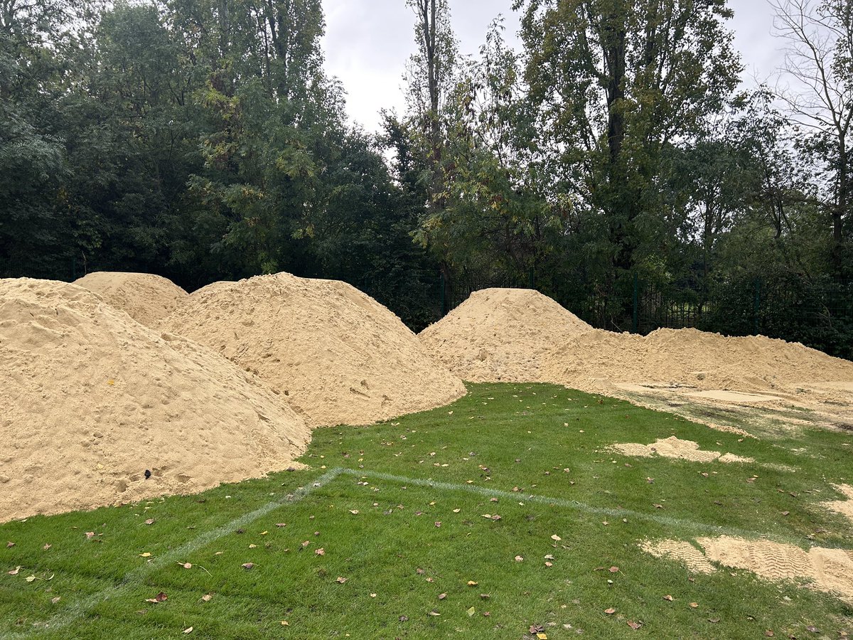 LtdGarson's tweet photo. Today we have Been @DulwichPrepSchool top dressing 160 tone to some rugby pitches @OriginAmenity @Tuckwells_Rob @TuckwellGroup @CampeyTurfCare @Benjaytaylor #halfteam works https://t.co/R7steTEwsw
