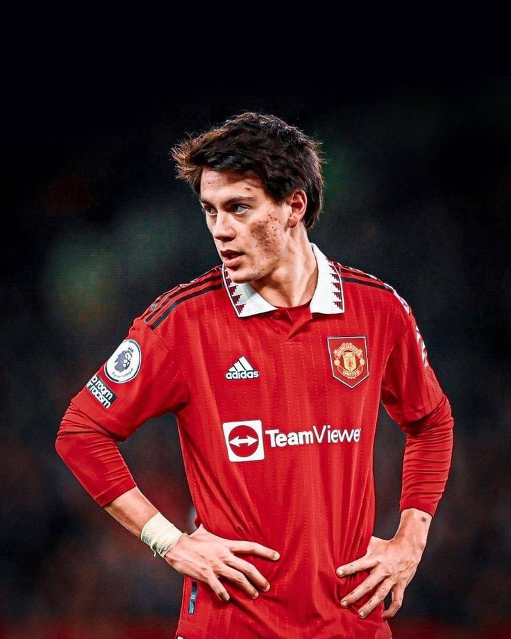🚨🚨🎙️| Facundo Pellistri: "Manchester is United. You don't see City jerseys or flags. Sometimes my girlfriend and I go out to try to find them and we don't see any. Everywhere you go, there "There are #mufc jerseys. I'm struck that there aren't as many City jerseys."