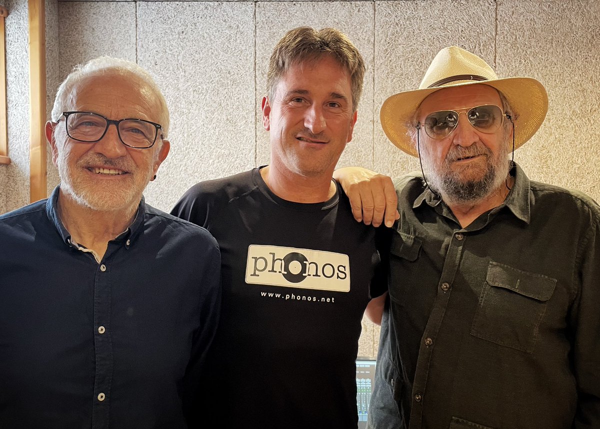 PHONOSaudio's tweet image. Avui a s&apos;estudi hem fet una escolta de ses noves cançons d&apos;en Tomeu Penya amb n&apos;Anita i en Miquel Àngel Sancho de Produccions Blau i ses sensacions són molt bones. Veurem quines vos despertaran a voltros aquest grapat de cançons noves. Aviat a plataformes digitals.

#tomeupenya