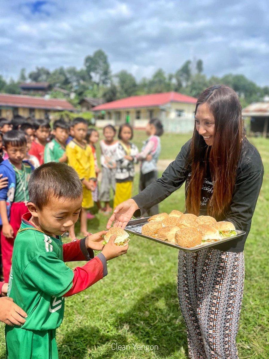 ThutaAu81915129's tweet photo. #CleanYangon IDP support group has distributed home made hamburger to the IDP children in #Demoso , #Karenni state. Thanks to donors inside Myanmar and Myanmar Diasporas
. #HelpMyanmarIDPs #LegalizationOfNUG #2023Oct26Coup #WhatsHappeningInMyanmar https://t.co/rhouVWIY6X