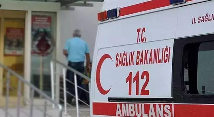 Adana’da okulda arkadaşını ısıran öğrenciyi uyaran öğretmen, veli tarafından okulda feci şekilde darp edildi. Öğretmen hastaneye kaldırılırken veli gözaltına alındı.