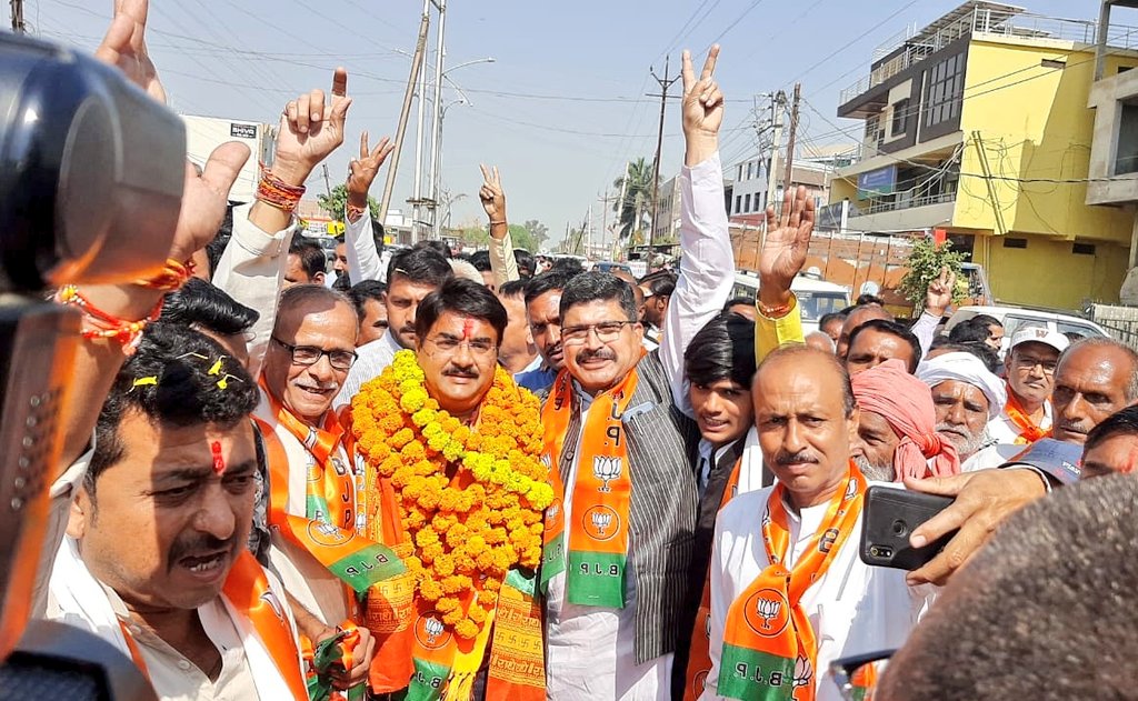 LokendraParasar's tweet photo. अत्यंत सौम्य सरल और संस्कारवान युवा नेता ,मेरे 
प्रिय भाई @nsp2106 जी ने आज @BJP4MP प्रत्याशी के रूप में उदयपुरा विधानसभा क्षेत्र से हजारों की संख्या के साथ नामांकन दाखिल किया। https://t.co/tQTXKieCN2