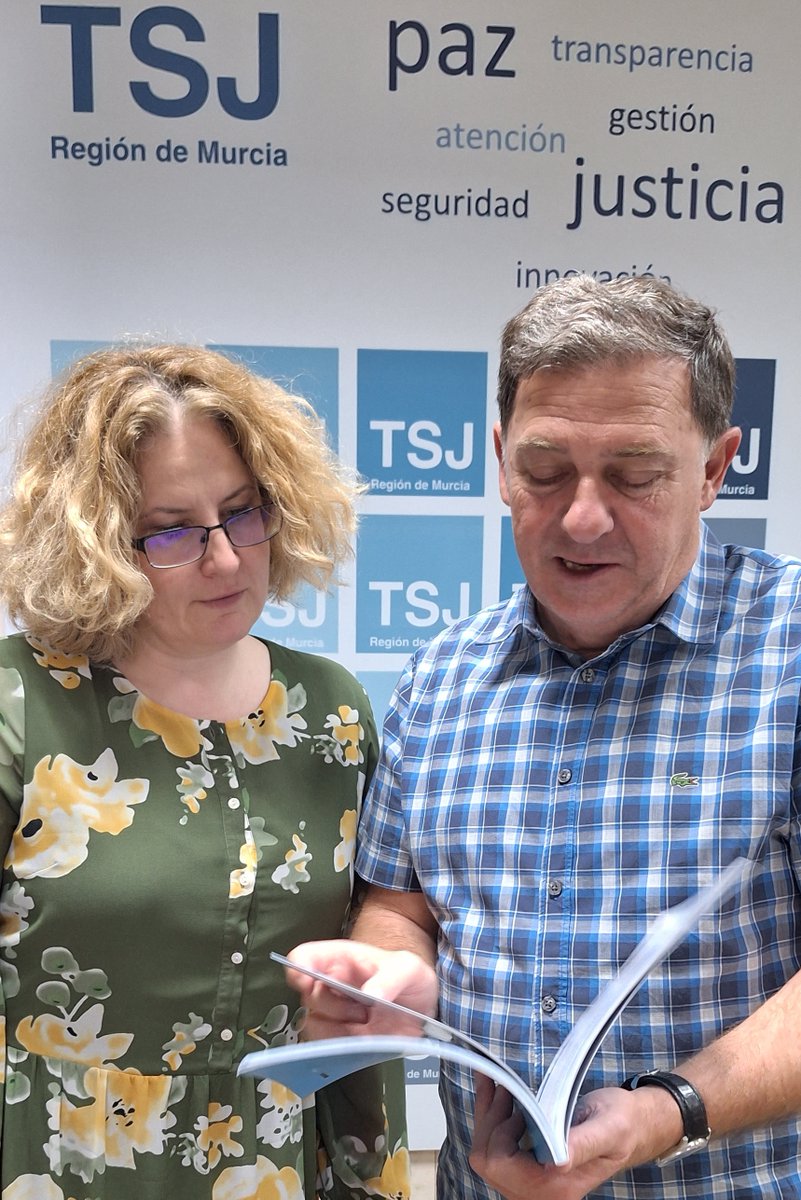 El presidente de la Audiencia Provincial de Murcia, Miguel Ángel Larrosa, acompaña a Viktorija Šelmienė, presidenta del Tribunal de Distrito de Vilnius #Lituania (Chairwoman of the court - District Court of Vilnius City) en su visita la #RegiondeMurcia 

📸EJTN Spain-Lithuania