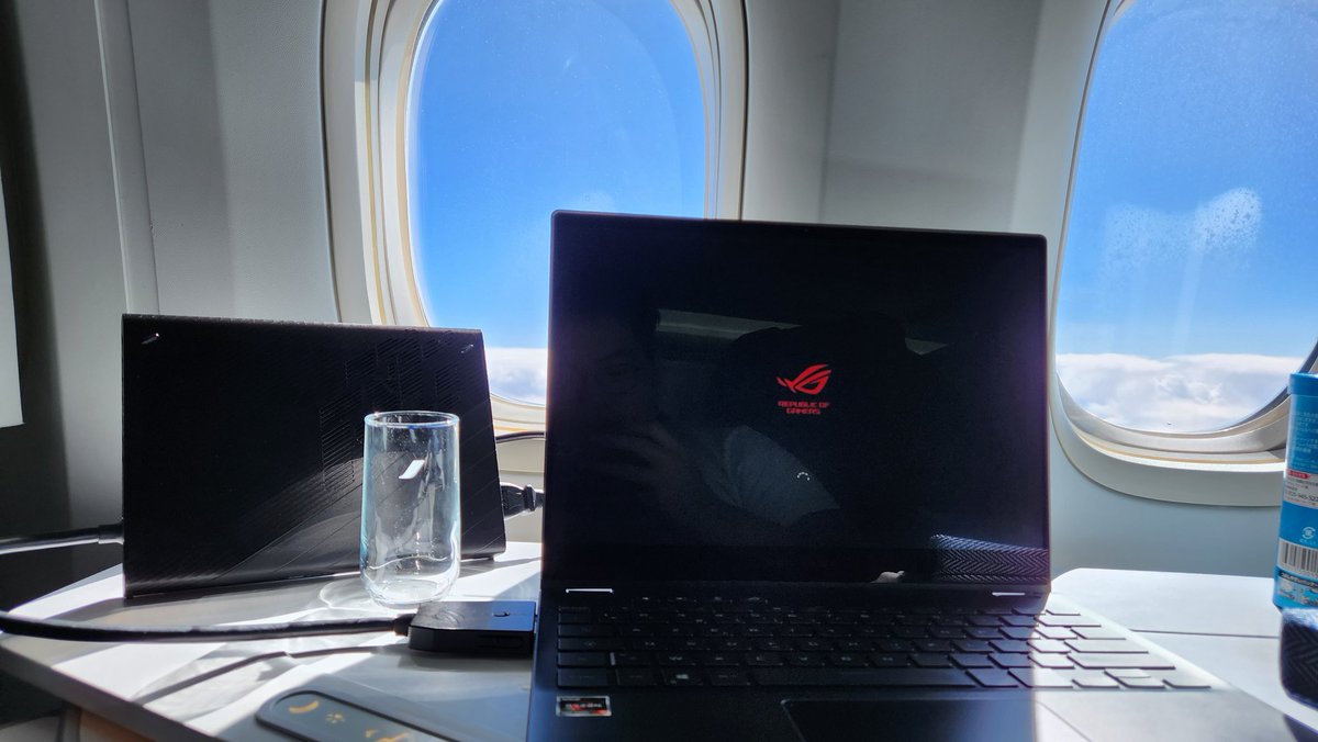 BlastParis's tweet photo. J'oubliais, mon compagnon de voyage au Japon @AirFranceFR  👉 c'est @ASUS_ROG_FR Flow X13 &amp; le XG Mobile compatible ROG Ally 😍

Ça c'est de l'écosystème que j'aime.

#TechNews #paspublicite #onlygoodstuff #asus https://t.co/HNRgyHCjnx