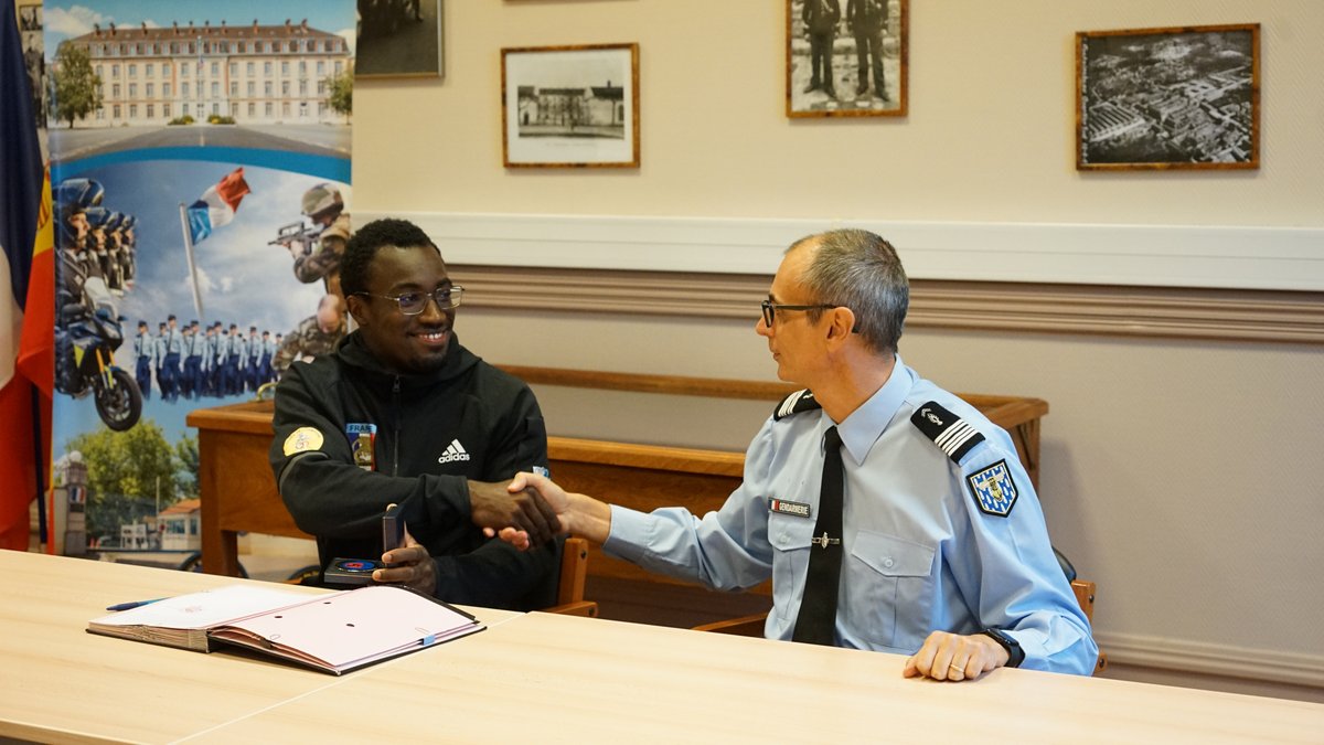 #CoupDeCoeur 💙 Timmy Gillion, 21 ans, cycliste sur piste 🚴‍♂️, vice-champion d'Europe 2021 et 2022, rejoint les rangs de la #gendarmerie en signant, à l'école de gendarmerie de Fontainebleau, un contrat de Sportif de Haut niveau de la Défense - gendarmerie @SportsDefense. #Fierté