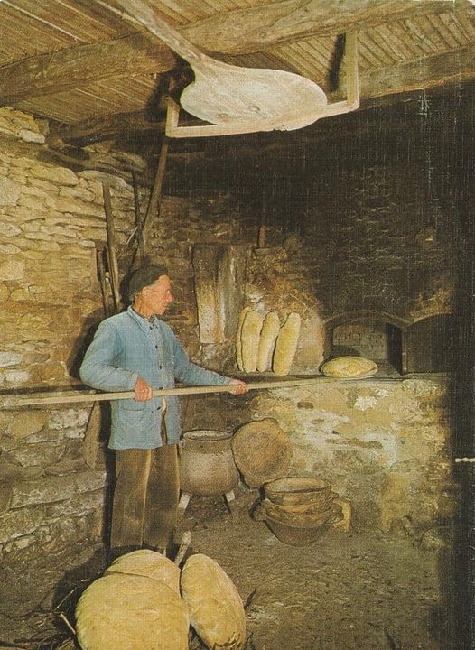 Loovenelle's tweet photo. Un boulanger d’autrefois.
Ca c'était du pain, et il n'y avait pas toutes ces règles d'hygiène que l'on a aujourd'hui, et les gens n'étaient pas plus malades. https://t.co/asE1LMgaGX