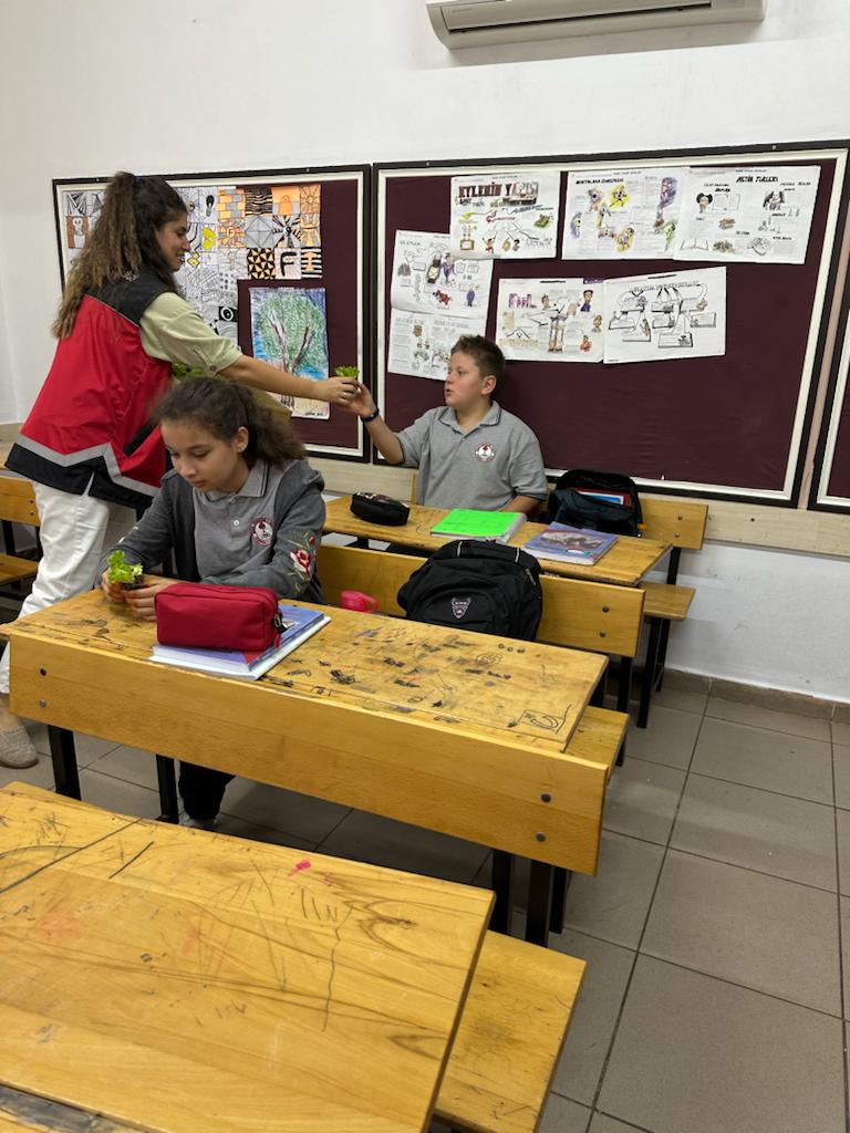 "#SebzeDostları Projesi" kapsamında 
#Döşemealtı Nursel Ayhan Kadam İlkokul/Ortaokulundaki 250 öğrencimize
#marul fidesi dağıttık.

#GelecekTarımda 
#TarımAntalyada

<a href="/FratErkal/">Fırat Erkal</a> 
<a href="/ibrahimyumakli/">İbrahim Yumaklı</a>