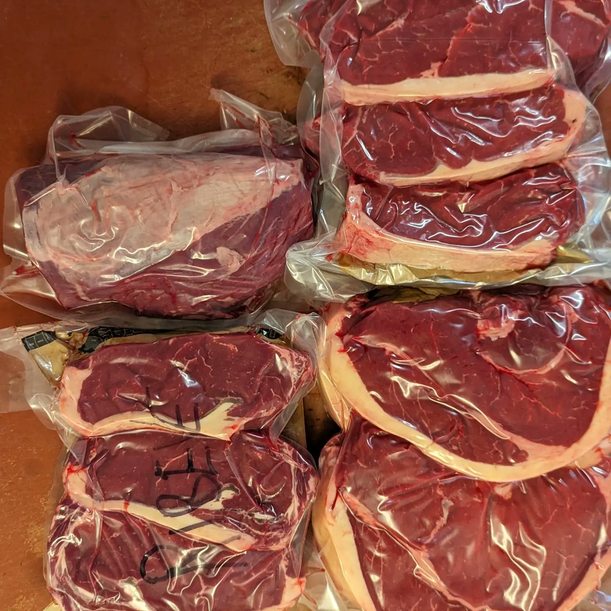 LuptonButchers's tweet photo. 😋😋 anyone say steak for dinner? 
Freshly cut, Sirloin, Ribeye and Popesye steak all cut to customers spec, and packed with a whole fillet of Beef on the side!
Delicious 

Plenty more in stock.

#beef #sirloin #ribeye #fillet #steak #glasgow #scottish #butchers #luptonbutchers https://t.co/baMwnp9IzJ