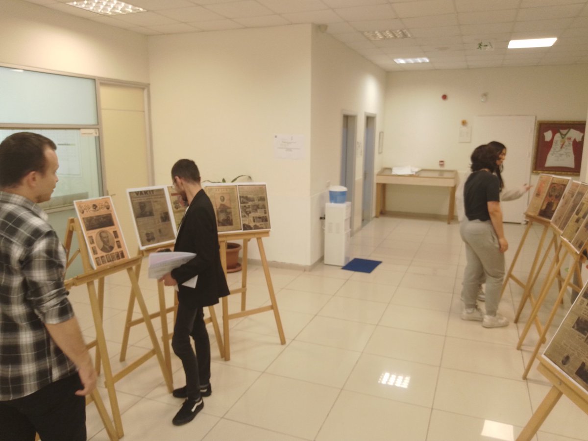 "Cumhuriyet'in Sayfaları 1923-1948" Sergimiz Özel Acarkent Doğa Anadolu Lisesi'nde öğrencilerimizin ziyaretine açıldı. Cumhuriyetin 10. 15. ve 25. yıl dönümlerini içeren gazete manşetleri ile zaman koridorunda cumhuriyetin yolculuğuna çıkıyorlar. <a href="/AbayEmel/">Emel.abyky</a> <a href="/DogaOkullari/">Doğa Koleji</a> <a href="/arzuuz11/">doğamızdamatematikvar❤️</a>
