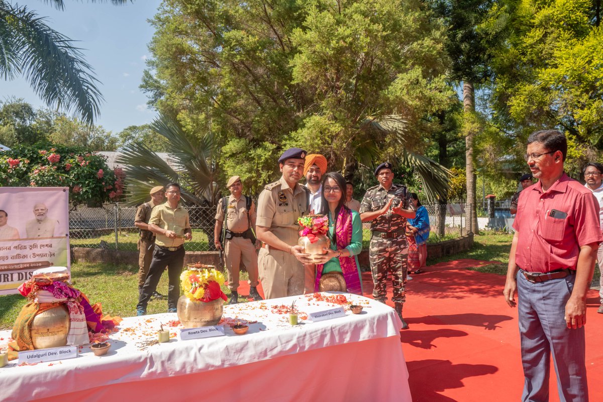 The youth volunteers of Amrit Kalash Yatra were ceremonially sent off to Guwahati on 25th October by the District Commissioner. The Amrit Kalash Yatris will attend the State Ceremony on 26th Oct and proceed to the national capital on 27th.