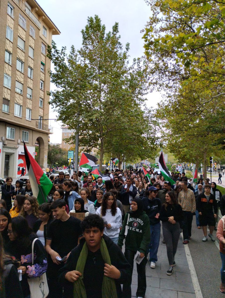 arainfonoticias's tweet photo. 🔴 Multitudinaria manifestación en Zaragoza dentro de la huelga estudiantil en solidaridad con el pueblo palestino. "Contra el imperialismo y su violencia, ahora y siempre resistencia", algunas de las consignas que se gritan: https://t.co/UIlRurN8YL https://t.co/4jL7NymZS4