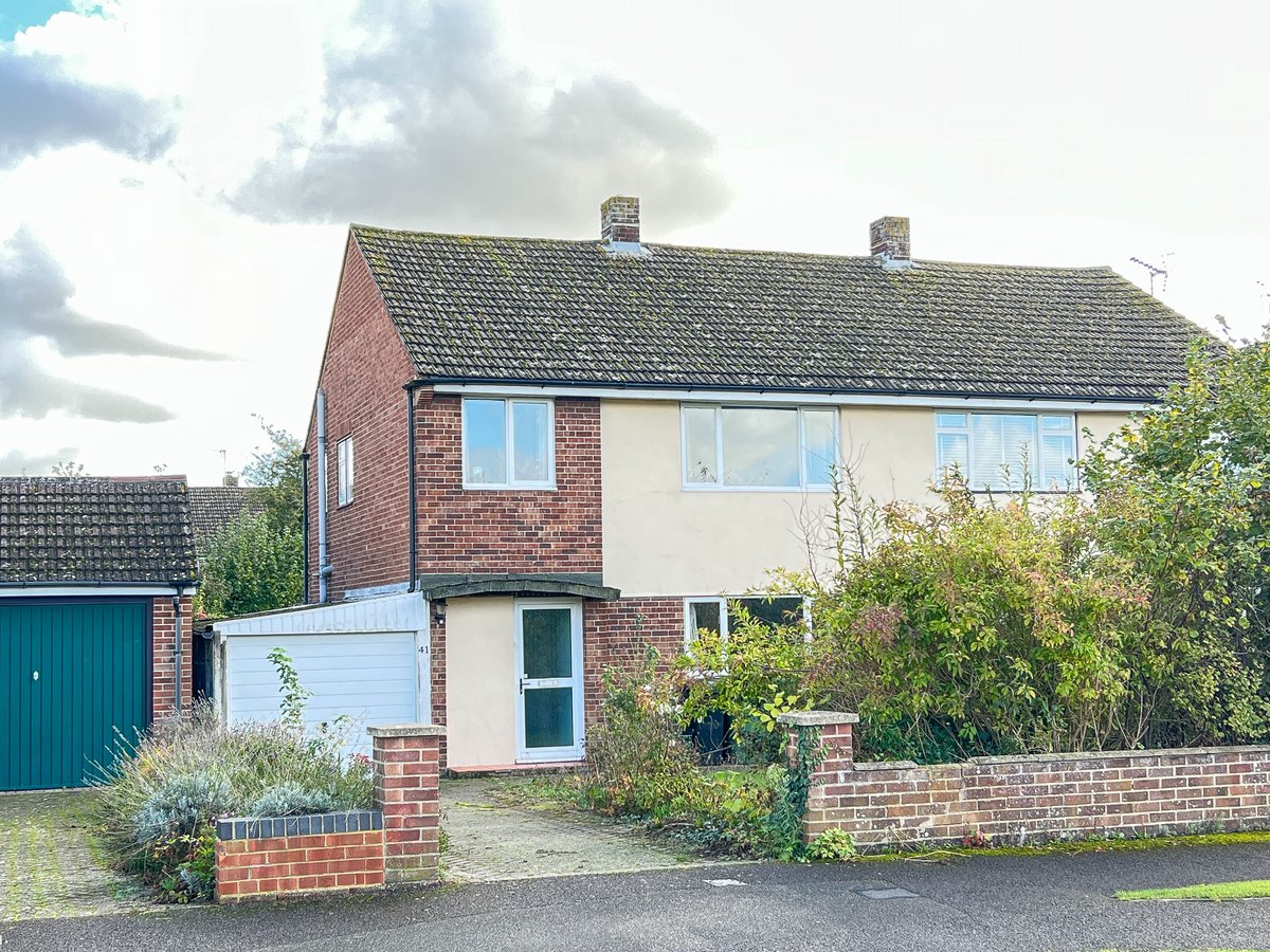 winterbrookea's tweet photo. 'Prior Notice' Coming onto the market imminently this 4 bed semi is in the sought after Brookmead Drive estate in town. In need of some work, set back from the road with a nice plot £495,000. Contact Julian for further details before it's advertised on Rightmove 01491 824000. https://t.co/K96khkcy1k