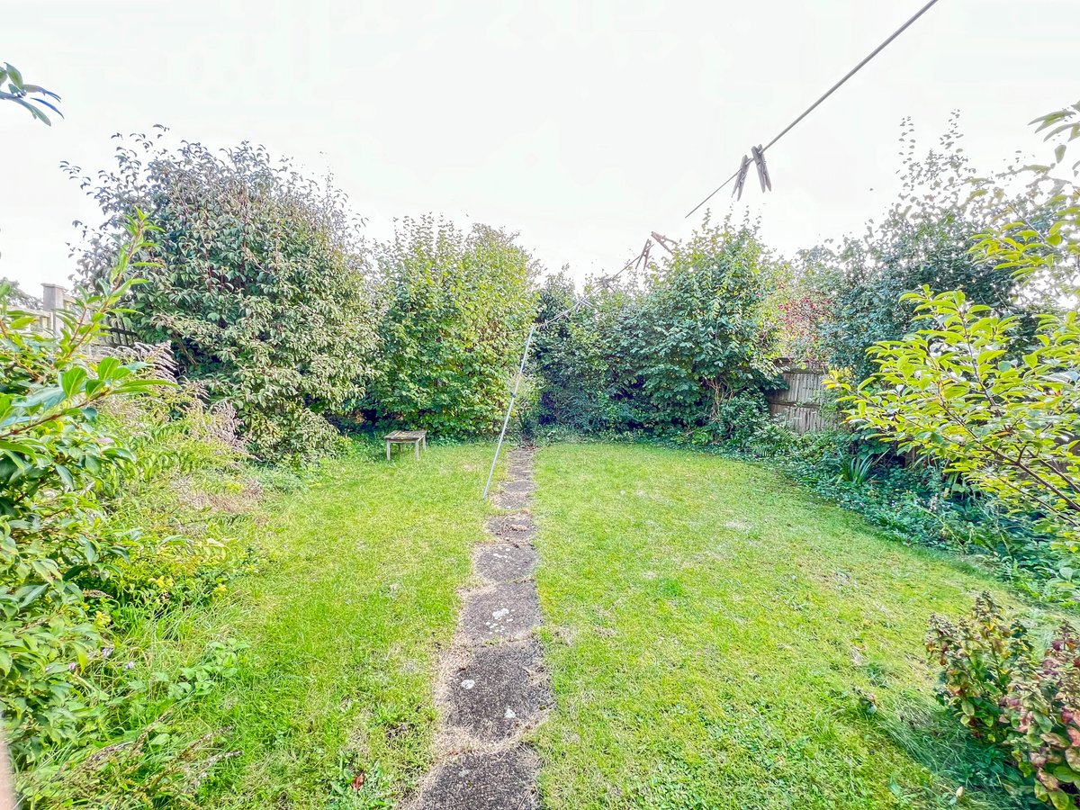 winterbrookea's tweet photo. 'Prior Notice' Coming onto the market imminently this 4 bed semi is in the sought after Brookmead Drive estate in town. In need of some work, set back from the road with a nice plot £495,000. Contact Julian for further details before it's advertised on Rightmove 01491 824000. https://t.co/K96khkcy1k