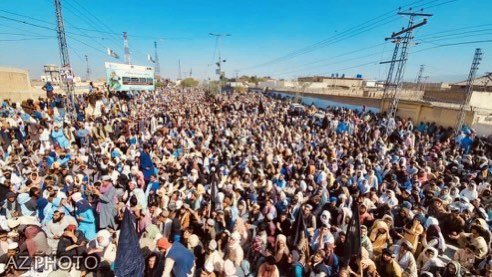 KalamWazir's tweet photo. په چمن ښار کې له څو ورځو راهیسې د زرګونو کسانو احتجاجي ناسته روانه ده.
لاريون کوونکي د پاکستان له حکومته غوښتنه کوي، چې د ډيورنډ کرښې دواړو غاړو ته د مېشتو خلکو لپاره دې د پاسپورټ او ويزې شرط لغوه شي او د ازادې سوداګرۍ زمينه دې ورته برابره شي. https://t.co/NpAI1LBUKd