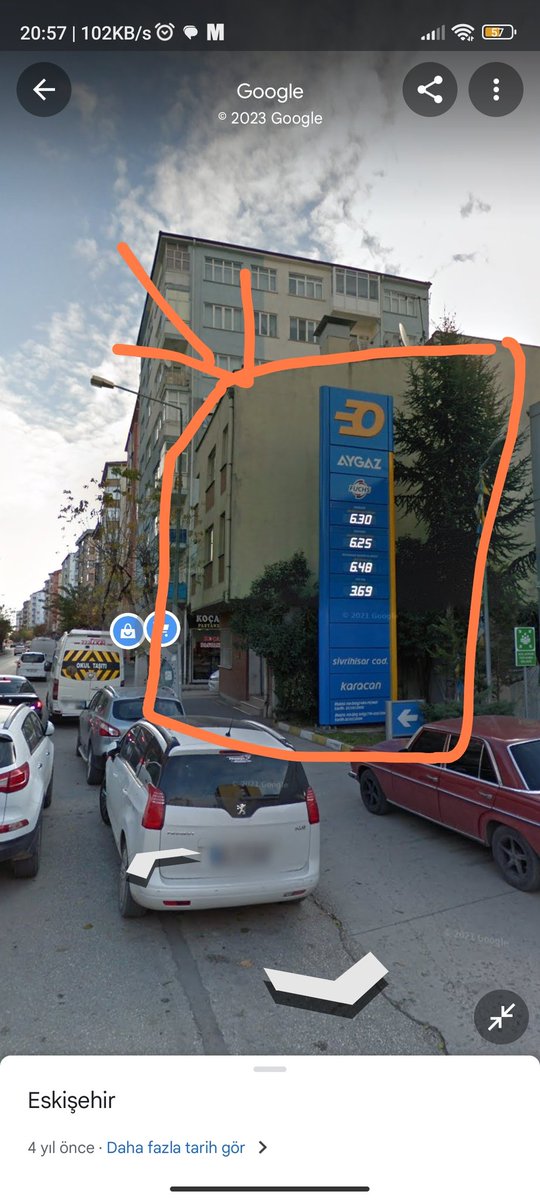 umutcmk87's tweet photo. Ablama bir konumu tarif ederken, Google' a 4 yıl önce yüklenen sokak fotoğrafında hazin bir tabloyla karşılaştım. 
Mazot 4 yılda %630
Benzin 4 yılda %600
Otogaz 4 yılda %600
zamlanmış.. https://t.co/1BFNU6uJdC