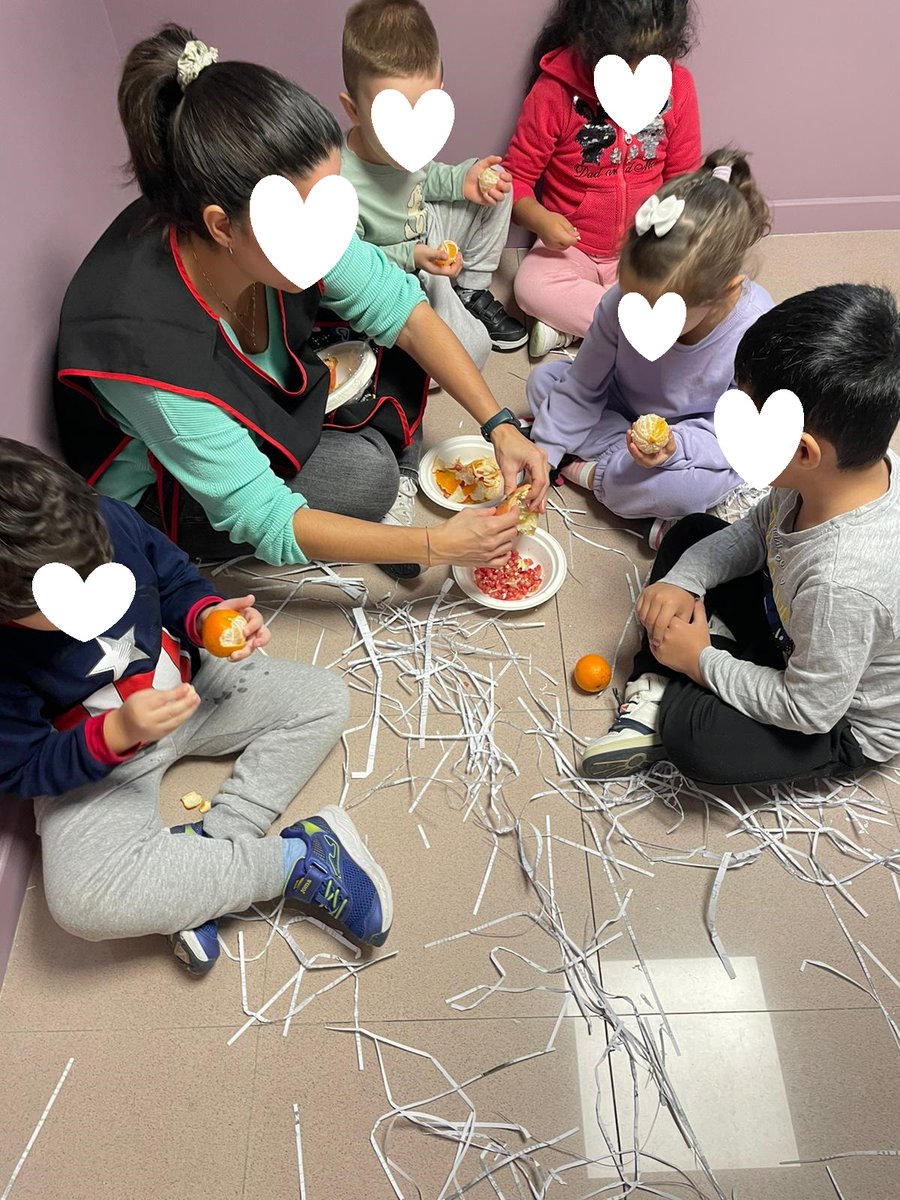 AmpaConceArenal's tweet photo. Qué maravilla de instalación de aprendizaje ha preparado el equipo de atención a la diversidad del cole para que l@s peques con necesidades educativas especiales experimenten y conozcan un montón de cosas sobre el #otoño 🍁🍂🌰🌦️ https://t.co/M9wQGFqxWR