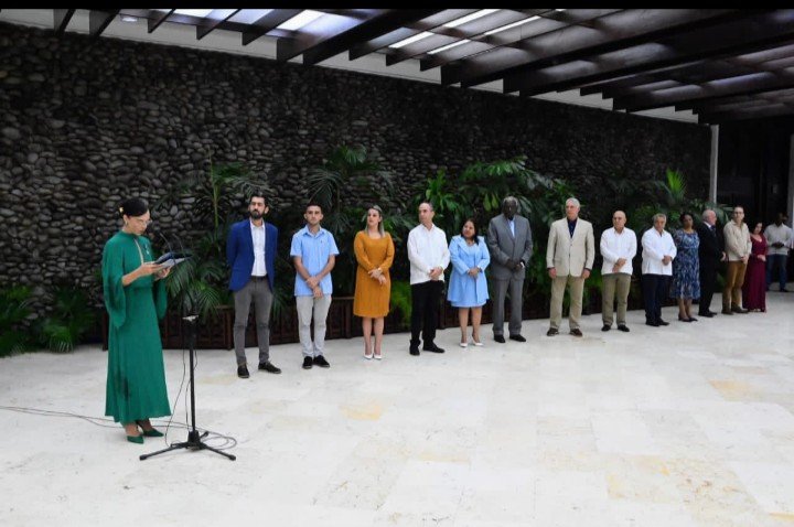 DrRobertoMOjeda's tweet photo. En el marco de la jornada por el 75 aniversario del @balletcuba  acompañé a @DiazCanelB en el acto de condecoración donde fueron distinguidas 21 personalidades de la cultura cubana. #Cuba #CubaEsCultura https://t.co/ToTjSASBc0