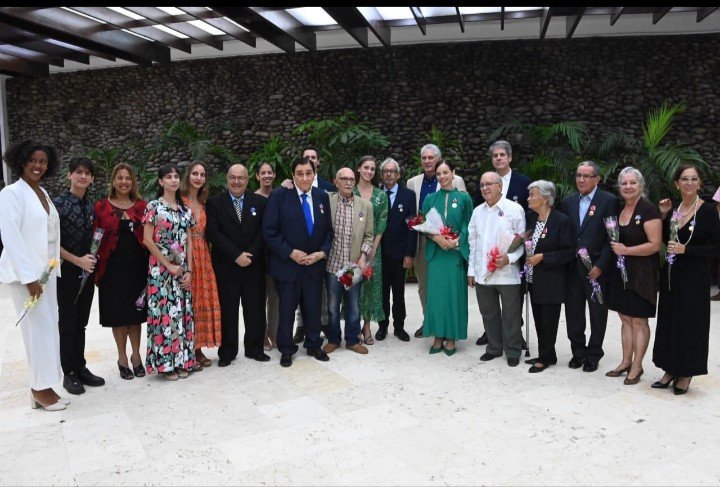 En el marco de la jornada por el 75 aniversario del <a href="/balletcuba/">balletnacionalcuba</a>  acompañé a <a href="/DiazCanelB/">Miguel Díaz-Canel Bermúdez</a> en el acto de condecoración donde fueron distinguidas 21 personalidades de la cultura cubana. #Cuba #CubaEsCultura