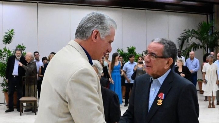 DrRobertoMOjeda's tweet photo. En el marco de la jornada por el 75 aniversario del @balletcuba  acompañé a @DiazCanelB en el acto de condecoración donde fueron distinguidas 21 personalidades de la cultura cubana. #Cuba #CubaEsCultura https://t.co/ToTjSASBc0