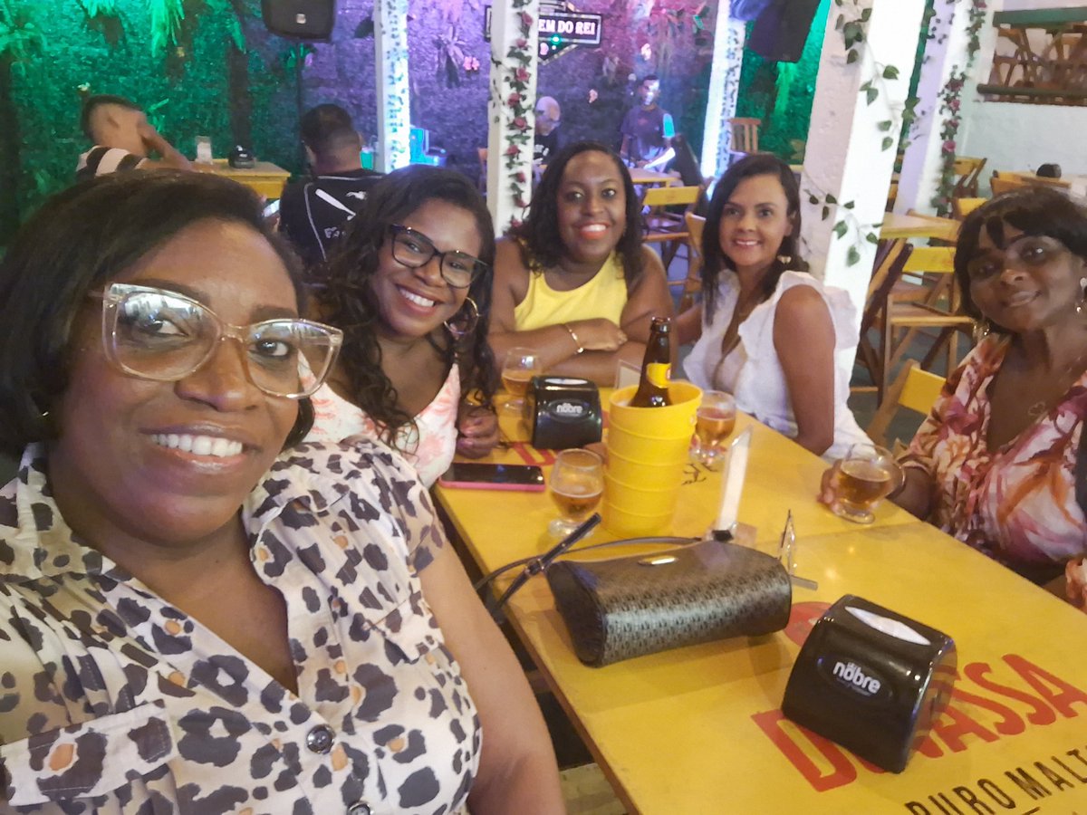 Luamenina's tweet photo. #VCnoJM Bom dia. Hoje é dia de Tbt com as amigas, beijos meninas!!! https://t.co/J2RWmvkVzt