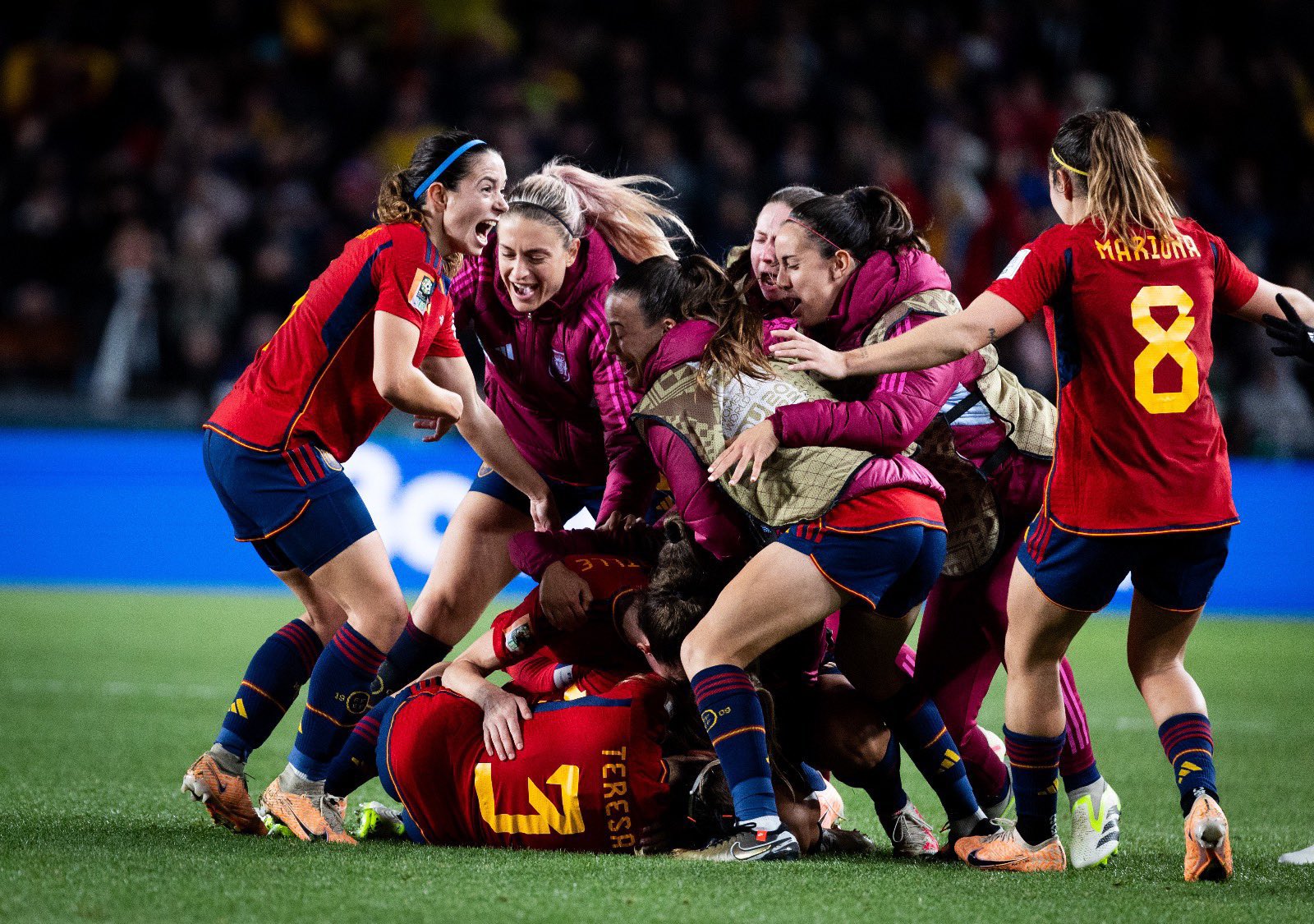 Liga Femenina 2023-24 8 Sobres - Liga Femenina 2023 24 -5% en libros