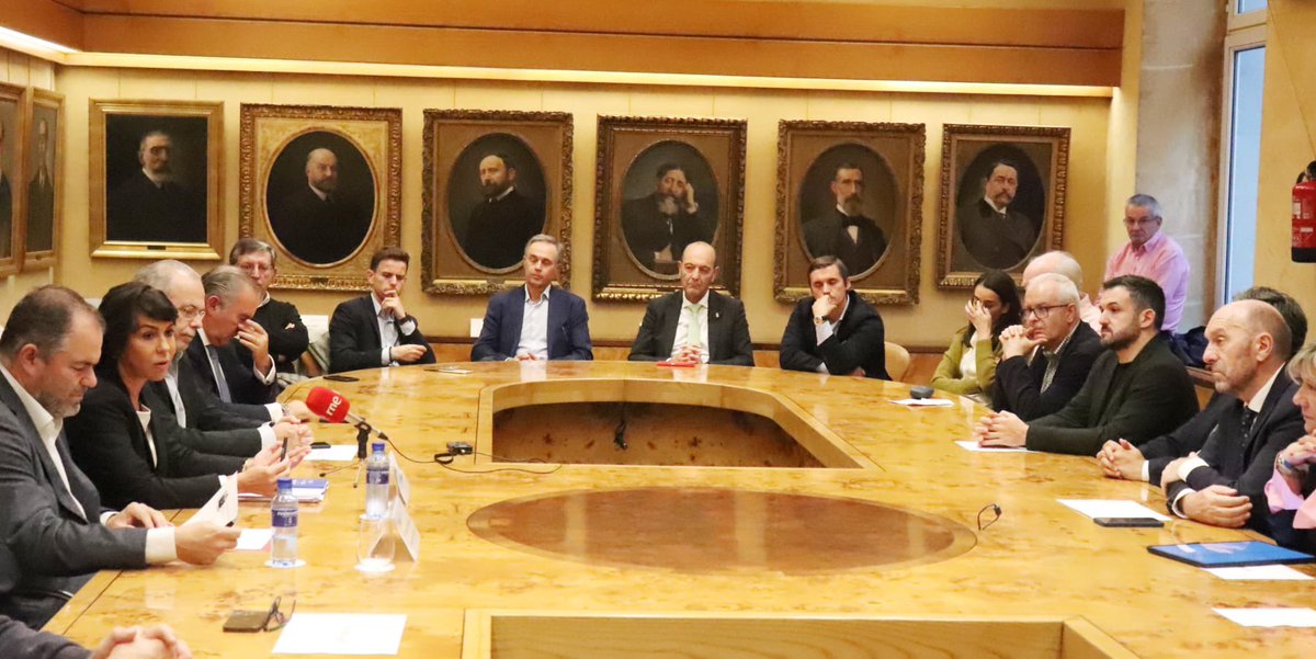 GPSAsturias's tweet photo. El diputado @Angel_Morales_F asistió ayer en la Cámara de Comercio de Oviedo a la conferencia "Movilidad de bienes y personas en el desarrollo económico de Asturias", impartida por Isabel Pardo de Vera. https://t.co/imjCn0jew6