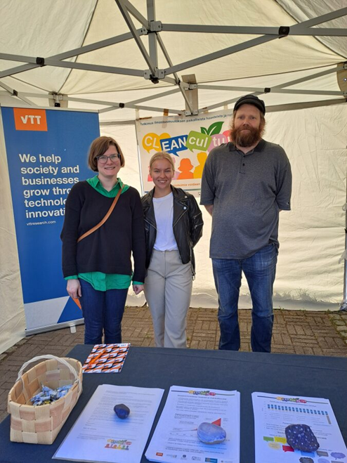Clean_Cultures's tweet photo. #CLEANcultures VTT team organized an intervention in #Pyhäntä part of the #Perttulinpäivät outdoor market fair back in August. Thanks for everyone visiting the tent and for the very nice discussions including good guesses and reflections of the CO2/capita in the area! 
📊🏠 https://t.co/BIXJmWyyHw