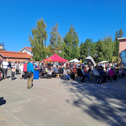 Clean_Cultures's tweet photo. #CLEANcultures VTT team organized an intervention in #Pyhäntä part of the #Perttulinpäivät outdoor market fair back in August. Thanks for everyone visiting the tent and for the very nice discussions including good guesses and reflections of the CO2/capita in the area! 
📊🏠 https://t.co/BIXJmWyyHw