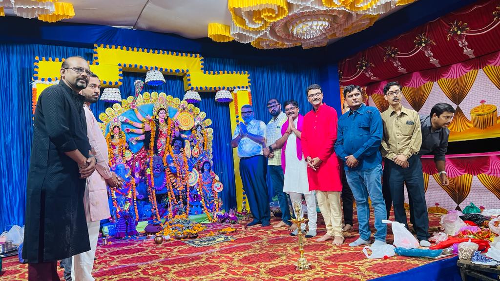 aniruddhdavebjp's tweet photo. મુન્દ્રા બંગાળી સમાજ આયોજિત દુર્ગા પૂજા પ્રસંગે ઉપસ્થિત રહી દર્શન નો લાભ લીધો.
#2MandviVidhansabha
#mandvi
#mundra
#durgapooja2023 https://t.co/py1EM1yFX9