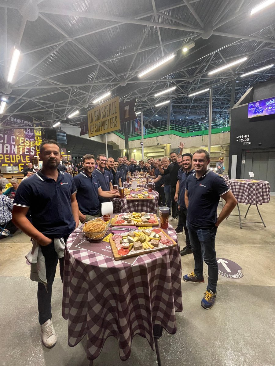 ventelis's tweet photo. Ventelis est fier de soutenir le HBC Nantes ! Nous avons assisté mardi dernier, au premier match de Coupe d'Europe, une soirée remplie d'émotion. Le "H" l'emporte 37-28. Nouveau maillot, nouvelle énergie ! Allez le H ! 🤾🏼‍♂️🟡🟣 #Ventelis #HBCNantes #Sport https://t.co/k91ettbQgL