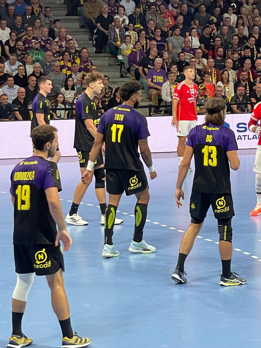 ventelis's tweet photo. Ventelis est fier de soutenir le HBC Nantes ! Nous avons assisté mardi dernier, au premier match de Coupe d'Europe, une soirée remplie d'émotion. Le "H" l'emporte 37-28. Nouveau maillot, nouvelle énergie ! Allez le H ! 🤾🏼‍♂️🟡🟣 #Ventelis #HBCNantes #Sport https://t.co/k91ettbQgL