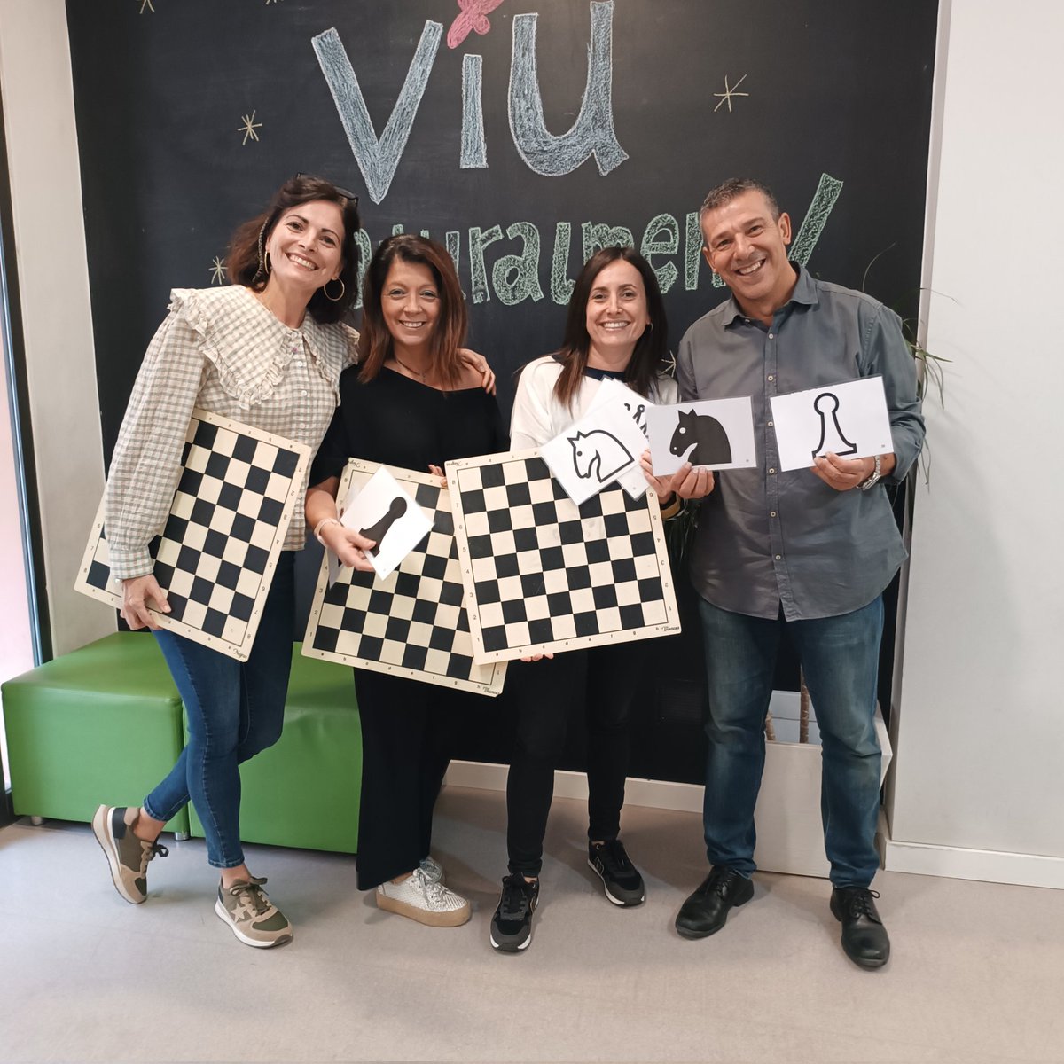 EduEscacsFEDAC's tweet photo. Sensacional acollida a @FEDACMontcada he estat com a casa! Gràcies Yolanda, Sandra i Marta.
#EduEscacs està present a les @EscolesFEDAC com a hora Complementària. @jordi_p35 @jdurro @Odepaula80 @sgumbau @EloiNortes @DavidGMoratona @pazvila69 @qgonfaus https://t.co/MAPeKOt4GU