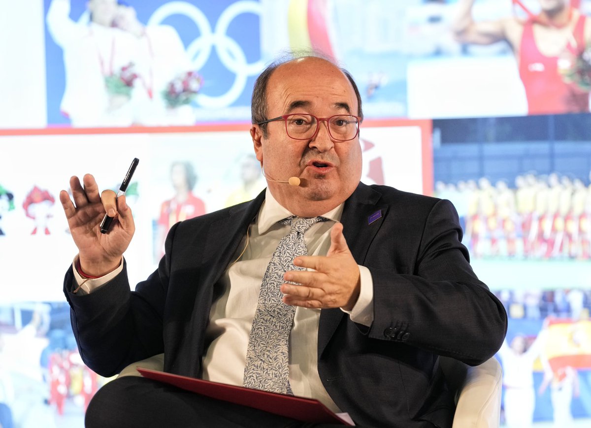 COE_es's tweet photo. @COE_Presidente @inclusiongob @joseluisescriva @MartinArdines @lydikit 🗣️ Turno del ministro de @culturagob, @miqueliceta: "Hacer una sociedad mejor es un deporte de equipo. Queremos que sean centros en los que se una toda la ciudadanía y vibrar con el deporte".

📺 https://t.co/ZzCmAlr0oq

#EmbajadoresOlímpicos https://t.co/Flo3BMwvHH