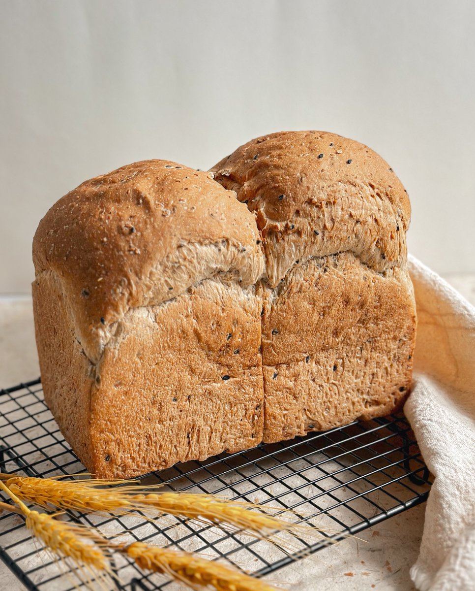 tedboybakery's tweet image. NEW IN❗️
Introducing our new Rye Multiseed Loaf 🍞 

This bread is an excellent choice for those seeking a healthier option, as it contains dietary fibre from the rye flour and the additional benefits of various seeds. 🌱

#tedboy #newin
