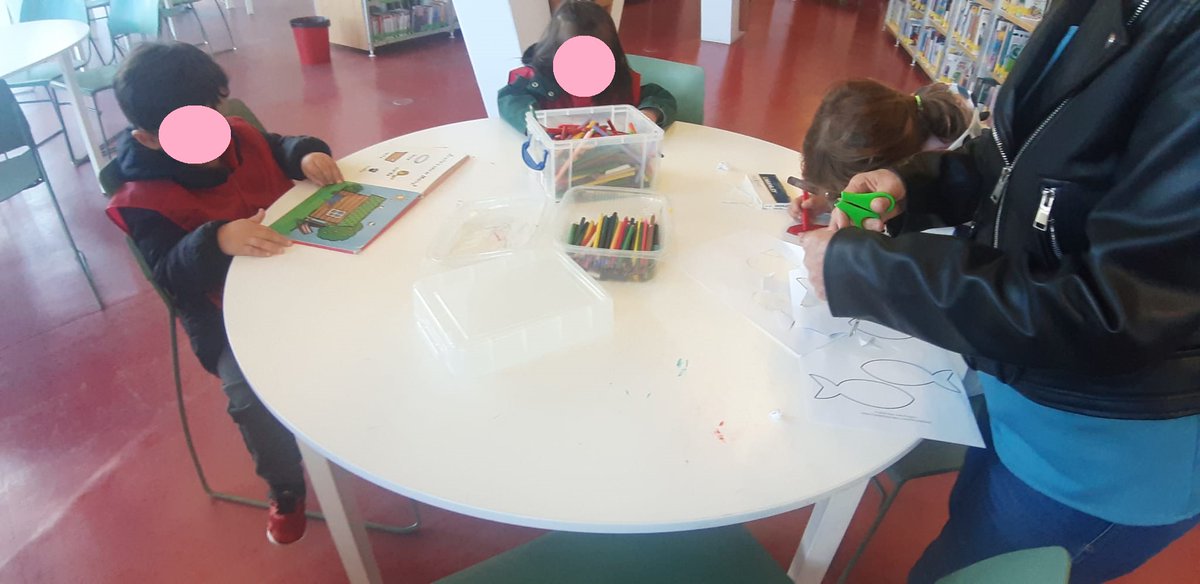 AmpaConceArenal's tweet photo. L@s peques de Infantil 4 años han visitado la #biblioteca Ana María Matute, despertando el interés y el amor por los 📚 y, de paso, conociendo todas las posibilidades culturales que ofrece el barrio. ¡Perfecto para estos días ☂️! https://t.co/0qXzgDMkLa
