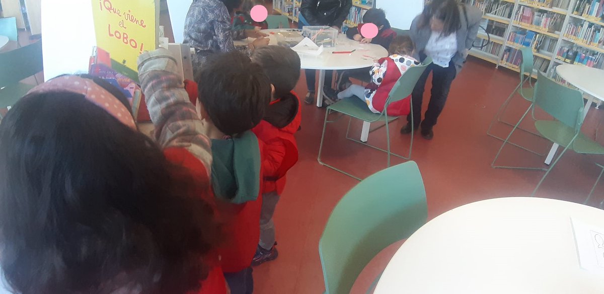 AmpaConceArenal's tweet photo. L@s peques de Infantil 4 años han visitado la #biblioteca Ana María Matute, despertando el interés y el amor por los 📚 y, de paso, conociendo todas las posibilidades culturales que ofrece el barrio. ¡Perfecto para estos días ☂️! https://t.co/0qXzgDMkLa