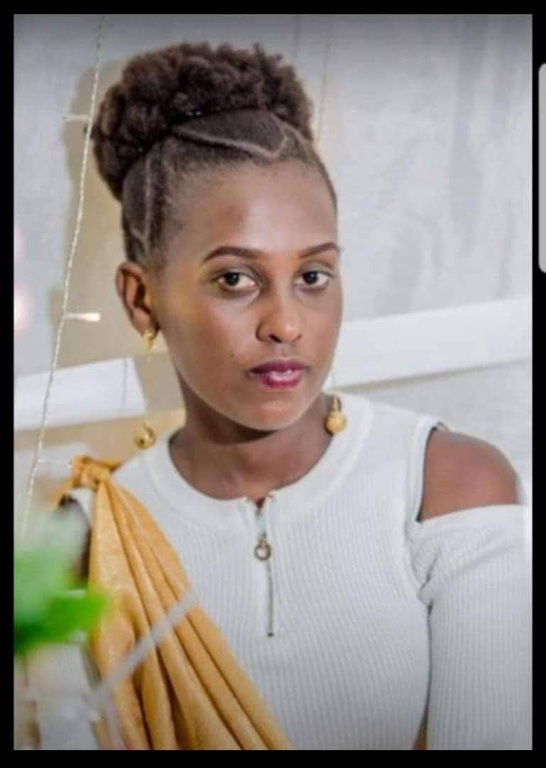 WilsonLixon's tweet photo. 😪😪 UYU MUBIRI TWAMBAYE NI ZERO PE😭 Please 🙏🙏 Nubwo ntaco wofasha at least retweet haraho uwundi yofasha biciye kuri retweet yawe

N'umubabaro uboneka kumaso umushingantahe Moise Ruberintwari yatwiganiye ati : "Twari tumaze amezi abiri dukoze ubugeni, katanguye arakavyimba gatoya cane kagumye gakura uko imisi yagumye iba myinshi. Ivyo Kwa muganga badufasha ntanyishu nimwe bitanga. Umukenyezi wanje yibarutse aryamye aha nyene mumaso afise imisonga itagira ukwingana, ndamushimira kubw'umwete yagize agashikana ikibondo".

Uyu mushingantahe Ruberintwari umugabo w'uyu mukenyezi Irakoze Ariella asinzikariye mubitaro CMCK mu kinindo abandanya agira ati: " Kwa muganga badusavye 20.000$ kugira bamurungike hanze turabe ko ubwo bubabare bwohera kandi muraka kanya nugarijwe n'ubukene, nitayeho ikibondo c'amezi abiri n'umukenyezi wanje aremvye cane ntamwanya wo gukora nkironka ntanuwo kuruhuka ndatabaza abantu b'impuhwe n'abagiraneza ko bodufasha twe n'umuryango wanje Imana izobahezagira".

Ariella Irakoze agwariye mu kinindo mu bitaro CMCK, oncologie icumba numero 10 kumushikako n'ivyakamaro cane.

Abifuza kumushigikira muburyo baca ngaha:https://t.co/zebC9EOumv

Canke : Lumicash yiwe ni:69816381(Ruberintwari Moise)

Compte ya Coopec:15261(Ruberintwari Moise)