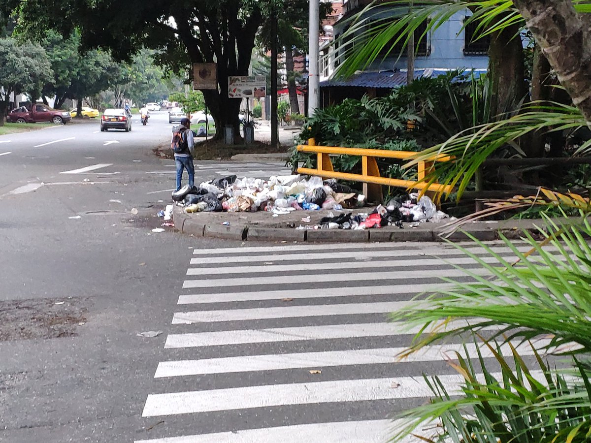 crismalous's tweet photo. @AlcaldiadeMed por favor hagan algo al respecto, se volvió una costumbre usar este espacio como basurero. El día de hoy ocuparon todo el andén. https://t.co/YJplC3Tupm