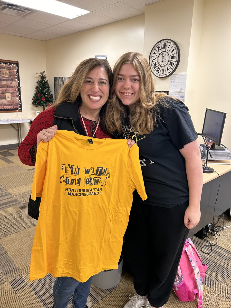 Sweet surprise this morning from @MontourHSBand! Thank you Cassie! Forever #MontourProud of you!! 🖤💛 #Imwiththeband